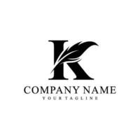 initiale lettre k logo avec plume. branché conception concept luxe plume élément et lettre k pour entreprise vecteur