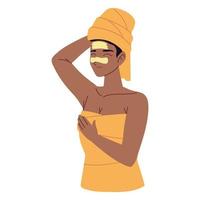 femme avec une lotion hydratante sur la peau enveloppée dans une serviette
