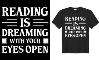 en train de lire est rêver avec votre yeux ouvert typographie vecteur T-shirt conception. parfait pour impression articles et sac, autocollant, bannière, modèle. manuscrit vecteur illustration. isolé sur noir Contexte.