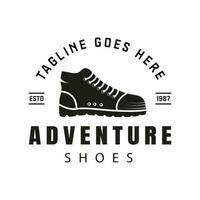 Extérieur aventure chaussure logo ancien rétro illustration. vecteur