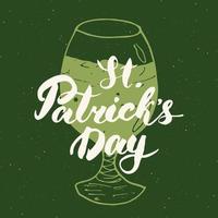 Joyeux jour de la saint patrick carte de voeux vintage lettrage à la main sur la silhouette de la coupe de bière, illustration vectorielle de vacances irlandaises grunge texturé design rétro vecteur