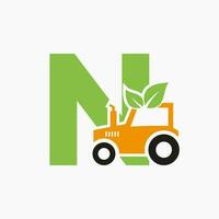 lettre n agriculture logo concept avec tracteur icône vecteur modèle. éco ferme symbole