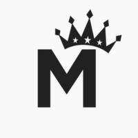 couronne logo sur lettre m luxe symbole. couronne logotype modèle vecteur