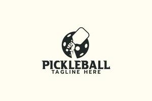 une Facile pickleball logo avec une combinaison de une main en portant une pagayer et une balle. génial pour logos, tee-shirts, autocollants, etc. vecteur