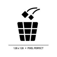 jeter ordures pixel parfait noir glyphe icône. utilisation litière poubelle dans toilette chambre. mettre des ordures dans récipient. retirer déchets. silhouette symbole sur blanc espace. solide pictogramme. vecteur isolé illustration