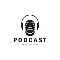 Podcast logo avec microphone et écouteur l'audio, radio vagues. pour studio, parler montrer, discuter, information partage, entretien, multimédia et la toile. vecteur