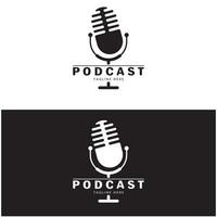 Podcast logo avec microphone et écouteur l'audio, radio vagues. pour studio, parler montrer, discuter, information partage, entretien, multimédia et la toile. vecteur