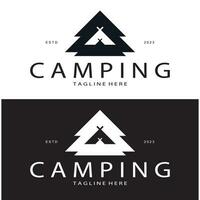 ancien et rétro tente logo, camping. avec tente, arbre et feu signe. aventuriers, éclaireurs, grimpeurs, camping équipement centre vecteur