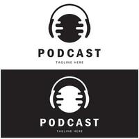 Podcast logo avec microphone et écouteur l'audio, radio vagues. pour studio, parler montrer, discuter, information partage, entretien, multimédia et la toile. vecteur