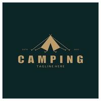 ancien et rétro tente logo, camping. avec tente, arbre et feu signe. aventuriers, éclaireurs, grimpeurs, camping équipement centre vecteur