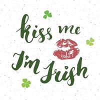 embrasse moi je suis Irlandais. main de carte de voeux de saint patrick lettrage avec des lèvres et des trèfles, illustration vectorielle de vacances irlandaises brossé signe calligraphique. vecteur