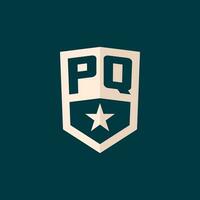 initiale pq logo étoile bouclier symbole avec Facile conception vecteur