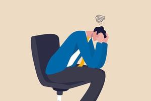 regret sur l'erreur commerciale, la frustration ou la dépression, la stupidité ou la folie de perdre tout l'argent, le stress et l'anxiété sur le concept d'échec, homme d'affaires frustré tenant sa tête assis seul sur la chaise vecteur