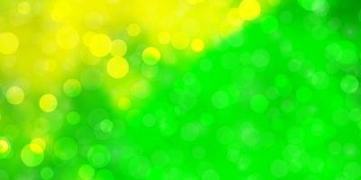 fond de vecteur vert clair, jaune avec des cercles. illustration abstraite avec des taches colorées dans un style nature. modèle pour les annonces commerciales.
