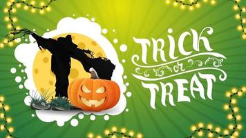 tour ou régal, carte postale de voeux verte horizontale avec guirlande d'halloween, épouvantail et citrouille contre la lune vecteur