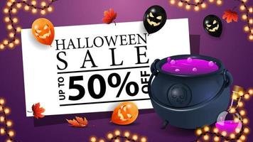 vente d'halloween, jusqu'à 50 de réduction, bannière de remise violette avec chaudron de sorcière avec potion vecteur