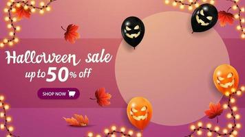 vente d'halloween, jusqu'à 50 de réduction, bannière rose à prix réduit avec espace de copie, ballons d'halloween, feuilles d'automne et guirlande. vecteur