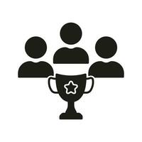 équipe gagnants avec trophée silhouette icône. prix tasse pour Succès champion glyphe pictogramme. gagner compétition gobelet solide signe. employé dirigeants symbole. isolé vecteur illustration.