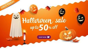 vente d'halloween, jusqu'à 50 de réduction, bannière orange avec fantôme, citrouille, ballons d'halloween et feuilles d'automne vecteur