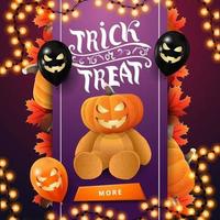 tour ou régal, carte de voeux carrée violette pour site web avec ruban vertical avec décor halloween, bouton, ballons halloween, guirlande, ours en peluche avec tête de citrouille jack vecteur