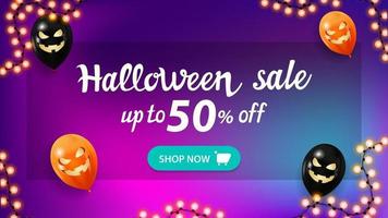 vente d'halloween, jusqu'à 50 de réduction, bannière de remise pour vos arts avec arrière-plan flou, ballons d'halloween et guirlande vecteur