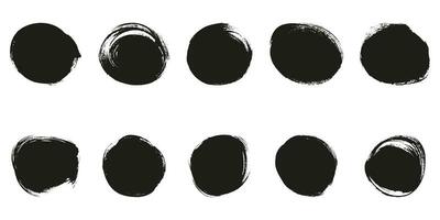 brosse collection dans rond forme. tourbillon graphique élément. cercle noir grunge Cadre ensemble. abstrait conception de aquarelle encre peindre. isolé vecteur illustration.