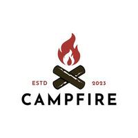 camping logo, chaud feu de camp journaux sur main tiré timbre effet vecteur illustration. ancien pour fête affiche et bannière