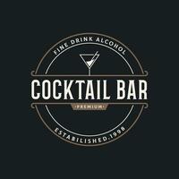 prime qualité cocktail de l'alcool boisson logo conception avec ancien style. logo pour bar, restaurant, pub, entreprise, badge. vecteur