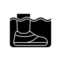 icône de glyphe noir de chaussures d'eau. marcher dans des environnements humides et rocheux. protéger les pieds des surfaces chaudes, des objets pointus. éraflures empêchant. symbole de silhouette sur un espace blanc. illustration vectorielle isolée vecteur