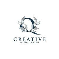 initiale lettre q et floral logo vecteur, botanique minimaliste lettre féminin logo conception modèle vecteur
