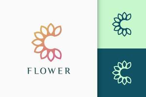 logo fleur ou nature en initiales ou en forme de lettre c pour le spa et la beauté vecteur