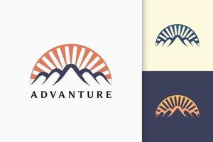 logo de montagne ou d'aventure en moderne pour l'exploration ou l'expédition vecteur