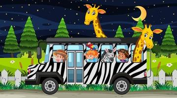 safari nocturne avec des enfants et des animaux dans le bus vecteur