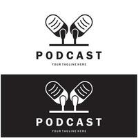 Podcast logo avec microphone et écouteur l'audio, radio vagues. pour studio, parler montrer, discuter, information partage, entretien, multimédia et la toile. vecteur