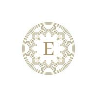 initiale lettre e ornemental emblème Cadre cercle modèle logo vecteur
