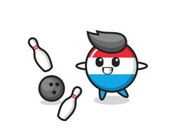 Caricature de caractère de l'insigne du drapeau luxembourgeois joue au bowling vecteur