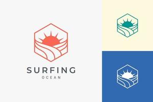 logo hexagonal de l'océan ou de la plage avec une forme simple de soleil et de vague vecteur