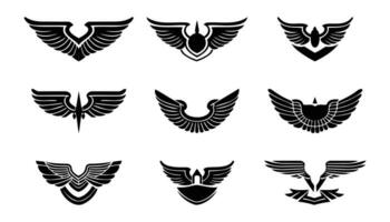 ailes avec longue plume. ange ou oiseau aile plat noir icône ensemble, tatoo logo ou impression conception vecteur