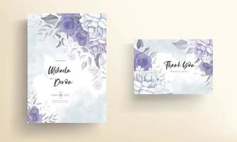 belle carte d'invitation de mariage avec décoration de fleurs violettes vecteur