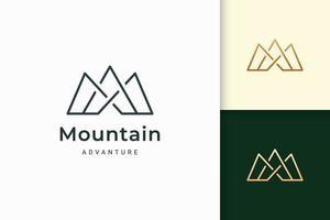 le logo de montagne pour la randonnée ou l'escalade représente l'aventure ou la survie vecteur