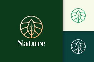 logo de fleur de luxe avec forme de cercle et de feuille pour la santé et la beauté vecteur