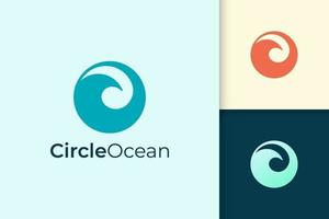 le logo de la mer ou de l'océan en forme de cercle simple représente la plage ou le surf vecteur