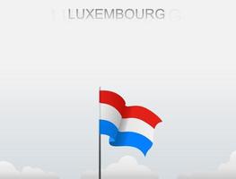 drapeau du luxembourg volant sous le ciel blanc vecteur