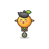 le personnage mignon de fruit orange fait du vélo de cirque vecteur