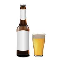 Bouteille de bière et verre de bière isolé sur fond blanc vecteur