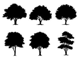 arbre de branche noire ou ensemble de silhouettes d'arbres nus. illustrations isolées dessinées à la main vecteur