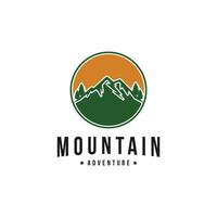 Montagne aventure logo conception idée avec arbre et Soleil avec cercle symbole vecteur