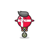 le personnage mignon de l'insigne du drapeau du danemark fait du vélo de cirque vecteur