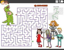 jeu de labyrinthe avec des enfants de dessins animés à la fête d'halloween vecteur