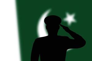 silhouette de soudure sur fond flou avec le drapeau pakistanais. vecteur